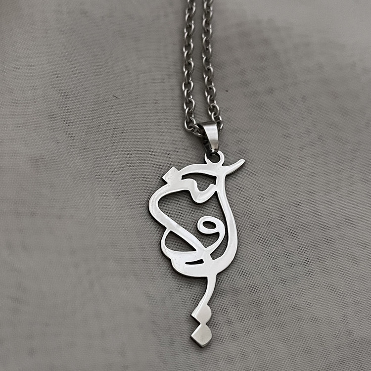 گردنبند مدل اسم آوین نقره ای رنگ ثابت
