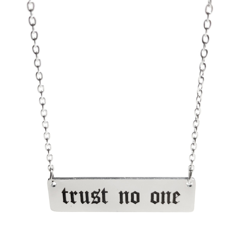 گردنبند مدل trust no one  نقره ای رنگ ثابت