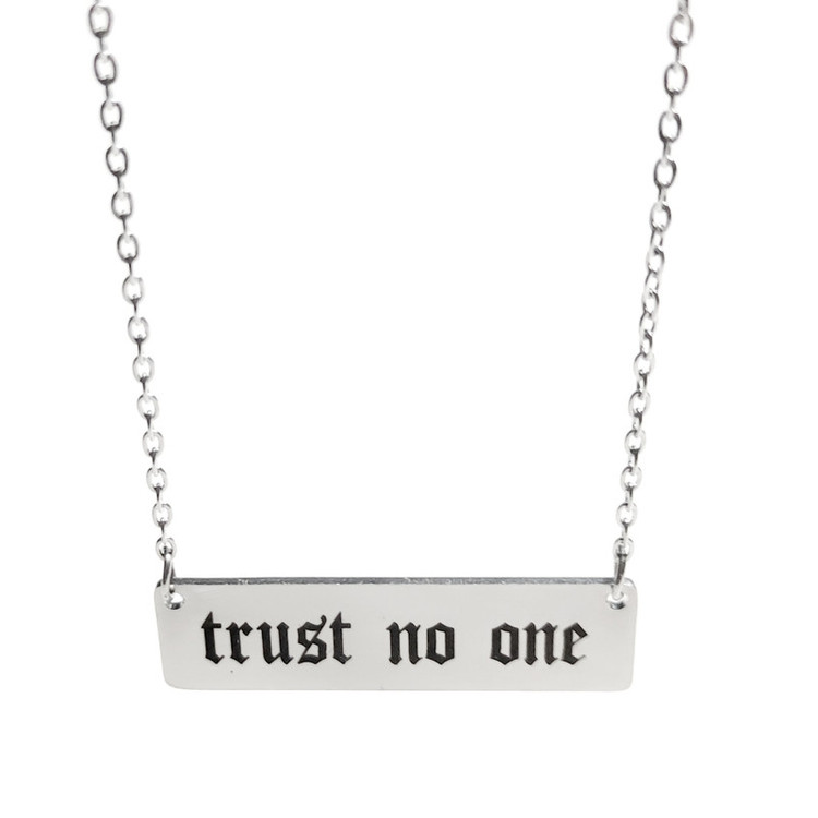 گردنبند مدل trust no one نقره ای رنگ ثابت